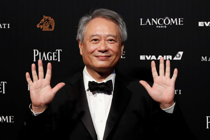 © Reuters. Taiwan's director Ang Lee poses on the red carpet at the 55th Golden Horse Awards in Taipei