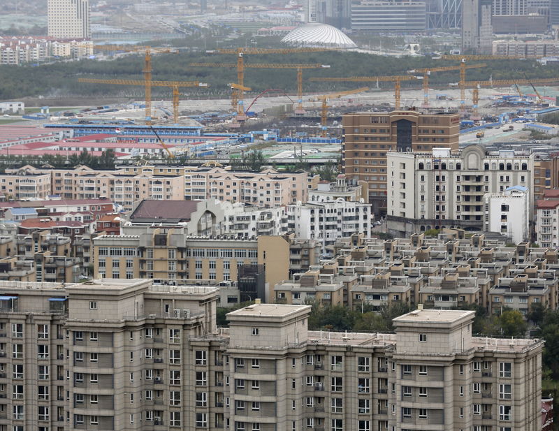 © Reuters. FILE PHOTO - Residential buildings and construction sites are seen in Tianjin