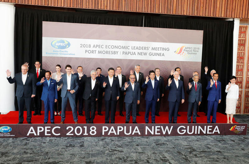 © Reuters. Líderes posam para foto durante cúpula da Cooperação Econômica Ásia-Pacífico (Apec), na Papua Nova Guiné