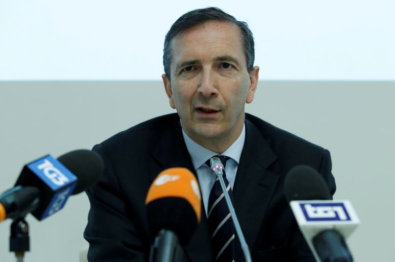 © Reuters. FILE PHOTO: Alitalia special commissioner Gubitosi talks during news conference at the Alitalia headquarters at Rome's Fiumicino Airport