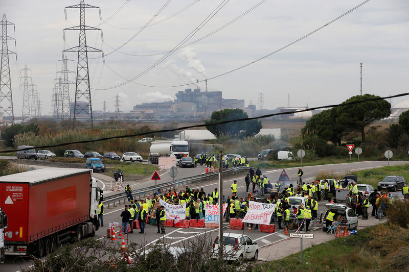 © Reuters. Demonstrators wearing yellow vests, a symbol of a French drivers' protest against higher fuel prices, block access to the fuel depot in Fos-sur-Mer