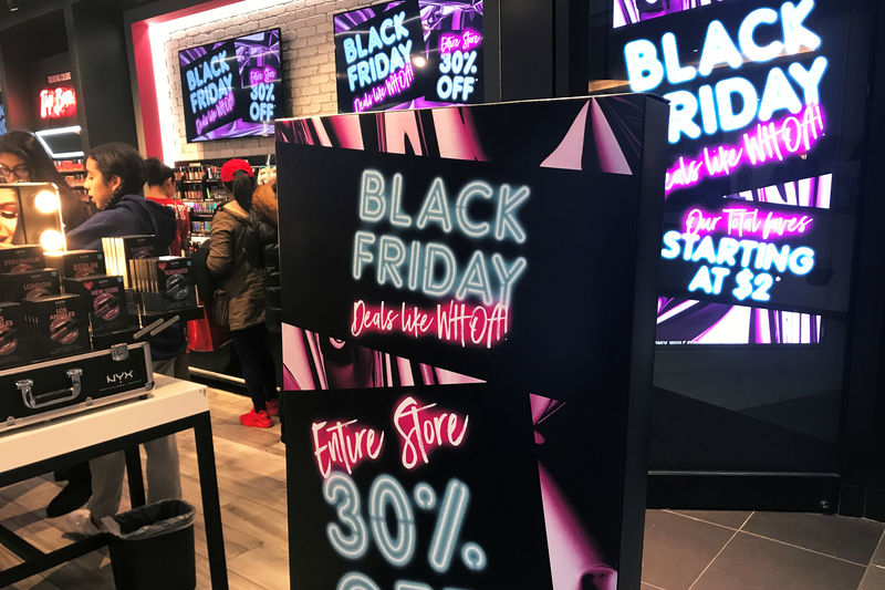 © Reuters. Вывески с рекламными акциями Черной пятницы на входе в магазин косметики в торговом центре в Гарден-Сити, Нью-Йорк
