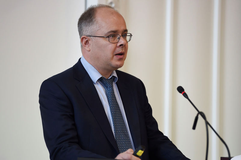 © Reuters. Danske Bank whistleblower Howard Wilkinson speaks at a public hearing at the Danish parliament in Copenhagen