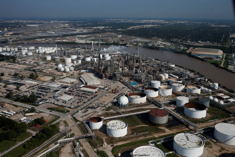 © Reuters. FILE PHOTO: An aerial view of the Valero Houston Refinery is seen in Houston Texas