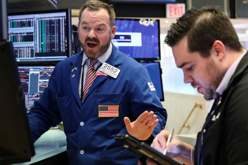 © Reuters. Operadores trabalham na New York Stock Exchange (NYSE) em Nova York, EUA