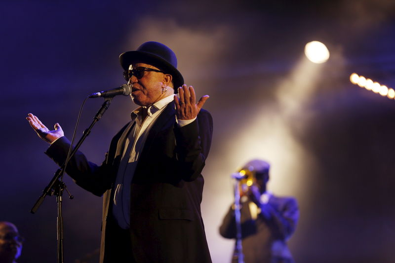 © Reuters. Cantor malinês Salif Keita durante performance