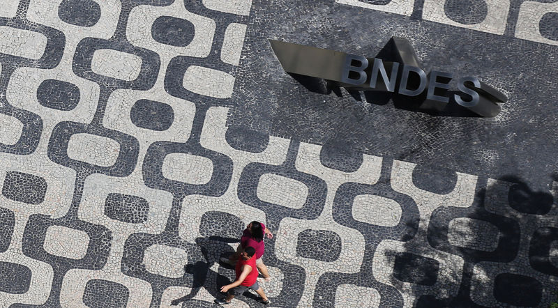© Reuters. Logo do BNDES na sede do banco no Rio de Janeiro