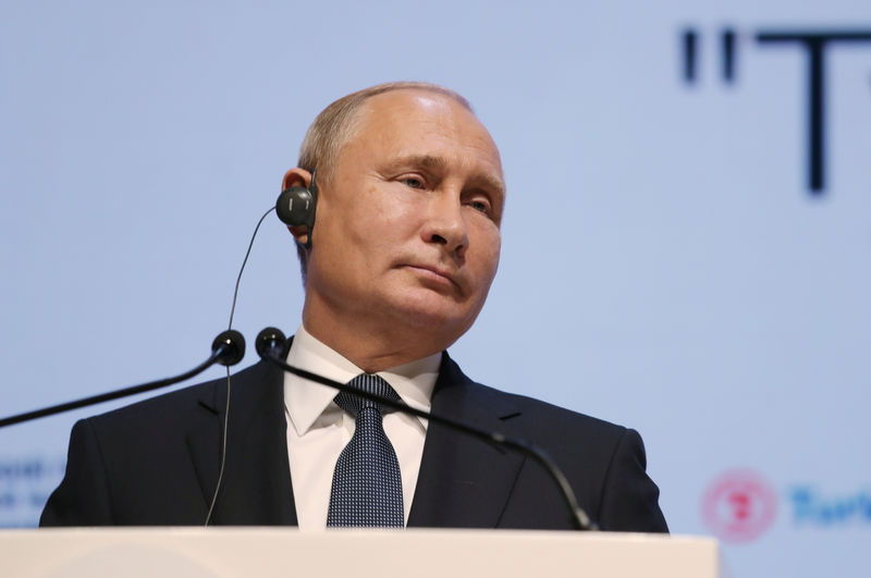 © Reuters. Presidente da Rússia, Vladimir Putin, durante cerimônia em Istambul