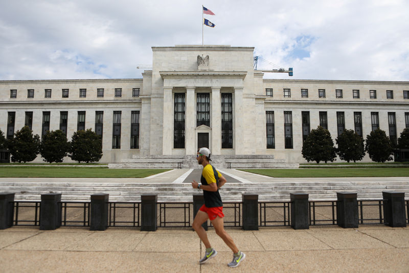 © Reuters. FILE PHOTO: A jogger runs past the Federal Reserve building in Washington, DC