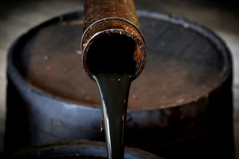 © Reuters. FILE PHOTO: Oil pours out of a spout from Edwin Drake's original 1859 well that launched the modern petroleum industry at the Drake Well Museum and Park in Titusville, Pennsylvania