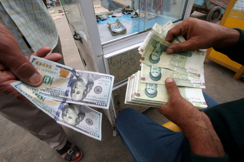 © Reuters. الوظائف الإيرانية تتضرر مع بدء تأثير العقوبات الأمريكية