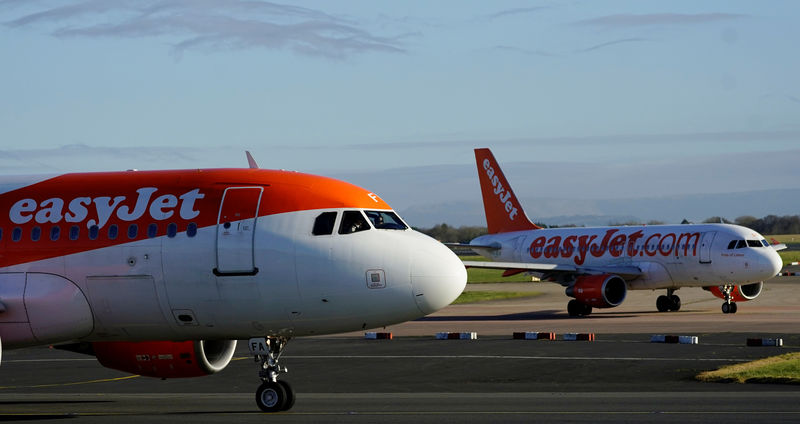 © Reuters. EasyJet Airbus A319 aircraft taxi as they prepare to take off from Manchester Airport, Britain.