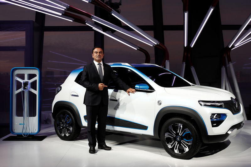 © Reuters. Carlos Ghosn, Chairman and CEO of the Renault-Nissan Alliance, poses with an electric show car called Renault K-ZE after its launch during an event entitled "The Electrical Revolution: The Story Continues" prior the opening of the Paris auto sho