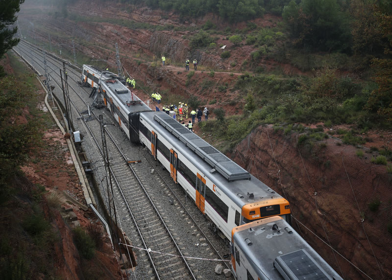 © Reuters. Un muerto y 44 heridos al descarrilar un tren cerca de Barcelona