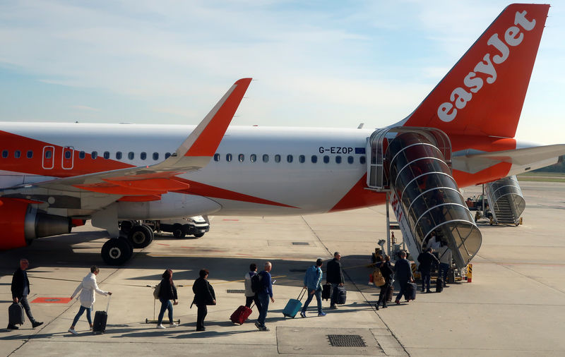 © Reuters. Passengers board an EasyJet Airbus A320 aircraft at Malpensa Airport near Milan