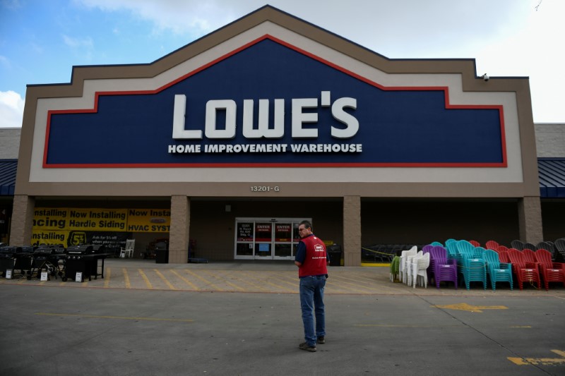 © Reuters. An employee stands outside a Lowe's home improvement chain in Austin, Texas
