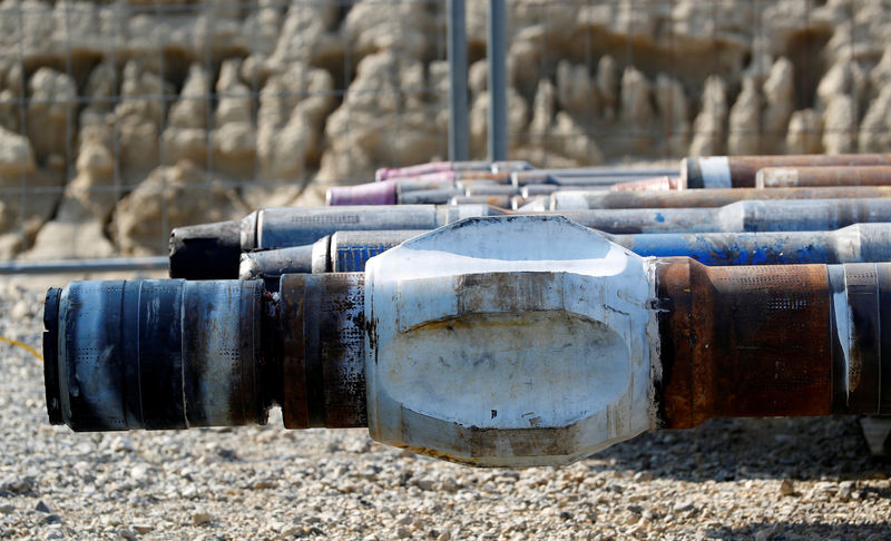 © Reuters. FILE PHOTO: Drill pipes are seen next to an oil rig of Austria's oil and gas group OMV near Maustrenk