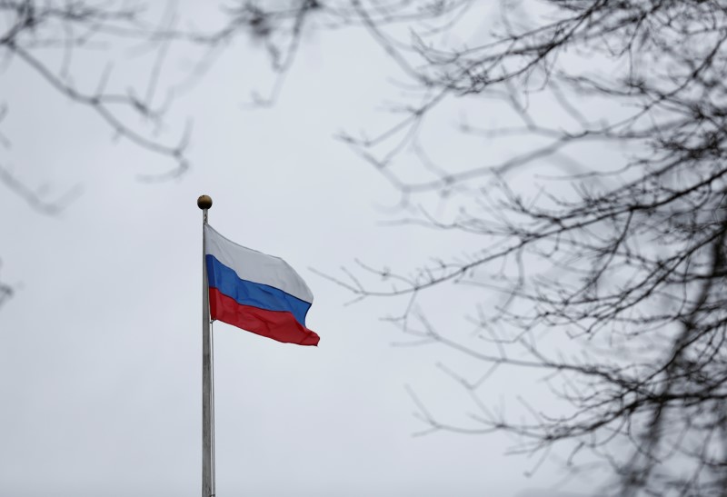 © Reuters. Флаг России на территории Генконсульства РФ в Сиэтле