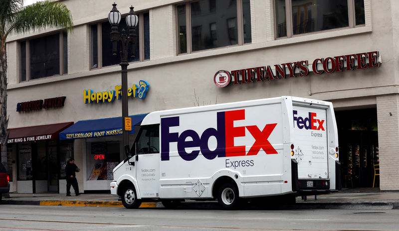 © Reuters. A FedEx delivery truck is pictured in Pasadena