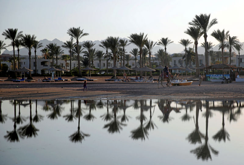 © Reuters. FILE PHOTO: Tourists are seen on a beach in the Aqaba Gulf on the Red Sea resort of Sharm el-Sheikh