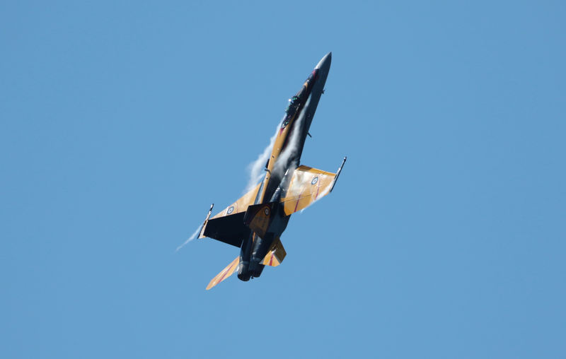 © Reuters. FILE PHOTO: A CF-18 Hornet performs at the Royal Canadian International Air Show, in Toronto