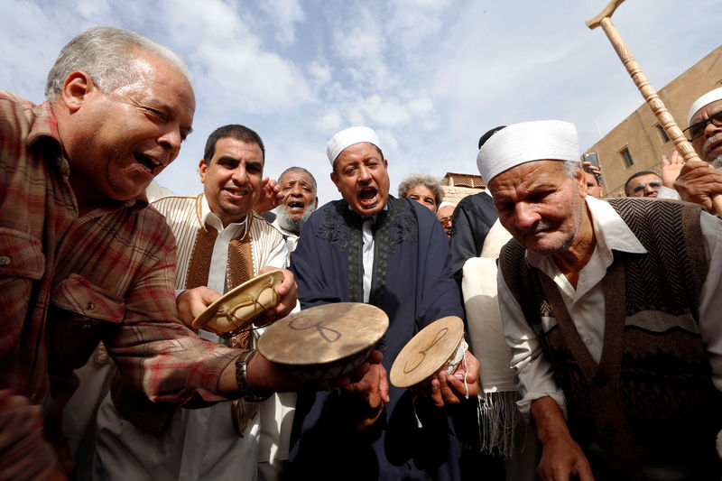 © Reuters. حشود الصوفيين في ليبيا تحتفل بمولد النبي محمد رغم المخاوف الأمنية