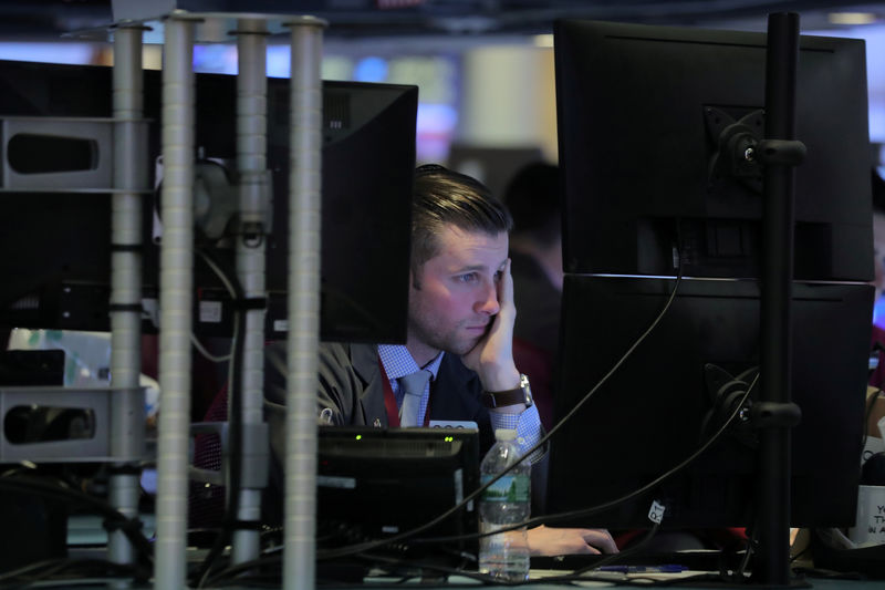 © Reuters. A trader works on the floor at the NYSE in New York