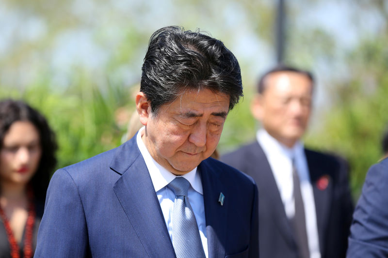 © Reuters. FILE PHOTO: Japanese Prime Minister Abe visits a memorial to the Imperial Japanese Navy's I-124 in Darwin