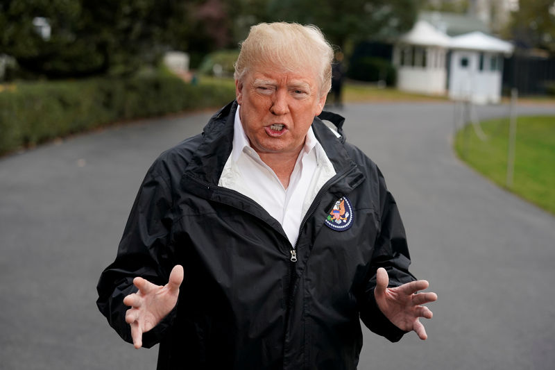 © Reuters. Imagen de archivo del presidente de Estados Unidos, Donald Trump, antes de viajar a California