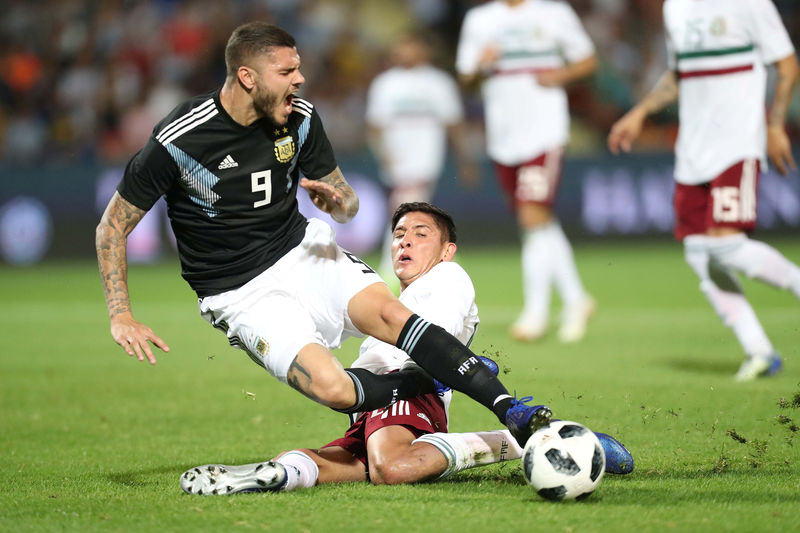 © Reuters. El seleccionado argentino Mauro Icardi lucha por el balón durante un duelo amistoso contra México disputado en el Estadio Malvinas Argentinas, Mendoza, Argentina