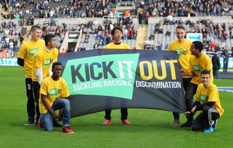 © Reuters. Imagen de archivo de la campaña contra el racismo de Kick It Out antes del partido entre Newcastle United y Liverpool