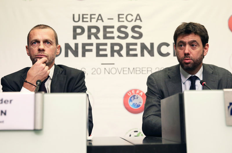 © Reuters. El presidente de la UEFA, Aleksander Ceferin (a la izquierda), durante una conferencia de prensa conjunta con el jefe de la Asociación de Clubes Europeos (ECA), Andrea Agnelli, en Bruselas