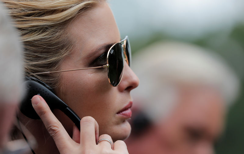 © Reuters. La asesora de la Casa Blanca Ivanka Trump escucha a un interprete durante una rueda de prensa del primer ministro japonés Shinzo Abe en Washington. Imagen de archivo