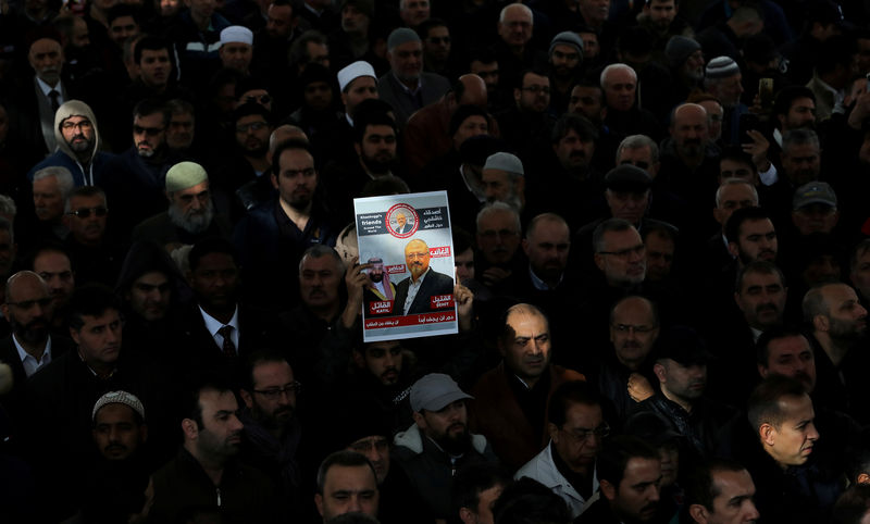 © Reuters. People attend a symbolic funeral prayer for Saudi journalist Jamal Khashoggi at the courtyard of Fatih mosque in Istanbul