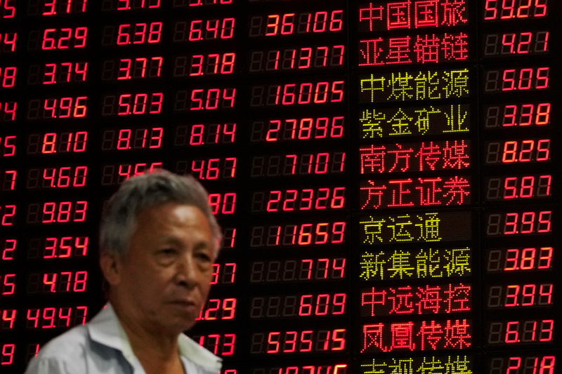 © Reuters. Investidor observa índices acionários em casa de corretagem em Xangai, na China