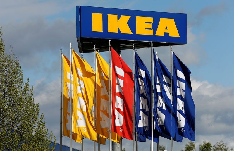 © Reuters. FILE PHOTO: Flags and the company's logo are seen outside of an IKEA Group store in Spreitenbach