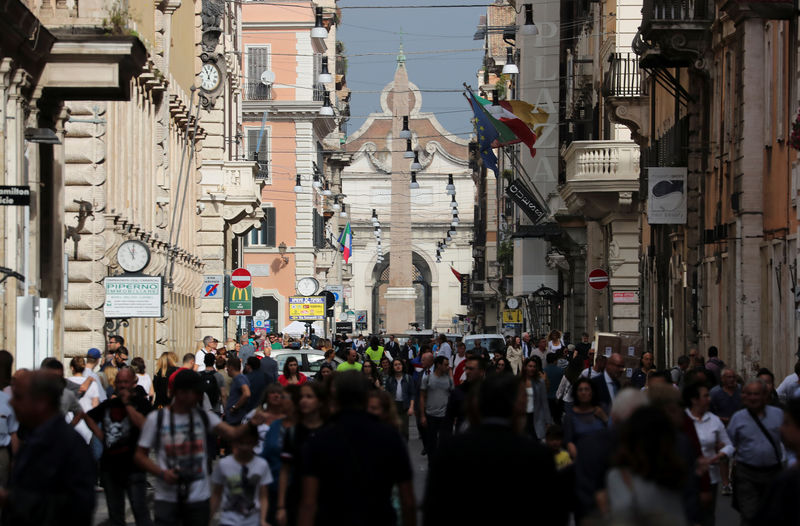 © Reuters. People walk in downtown Rome