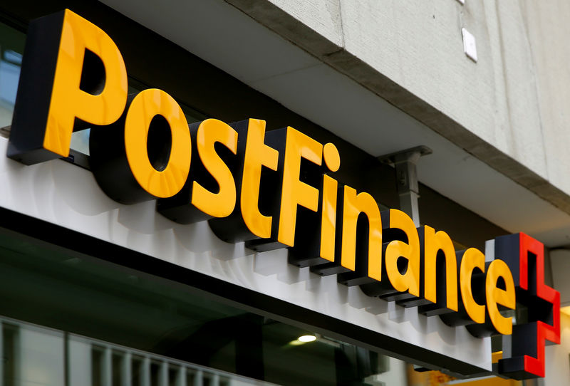 © Reuters. Logo of Swiss PostFinance bank is seen at a branch in Zurich