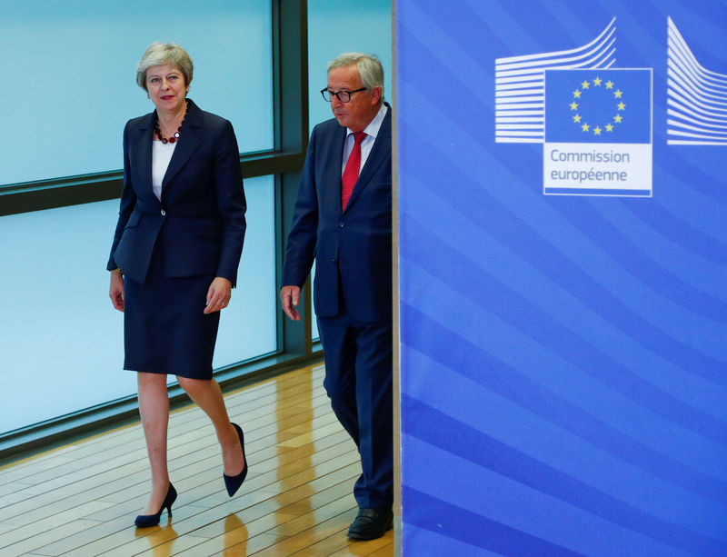 © Reuters. Theresa May e presidente da Comissão Europeia, Jean-Claude Juncker