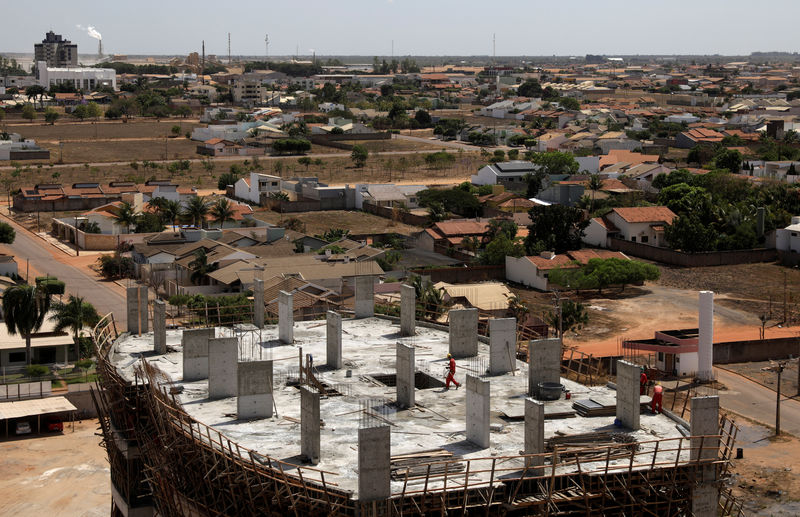 © Reuters. Prédio residencial de luxo em construção na Bahia