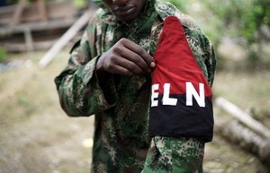 © Reuters. Combatente rebelde do ELN em selva no noroeste da Colômbia