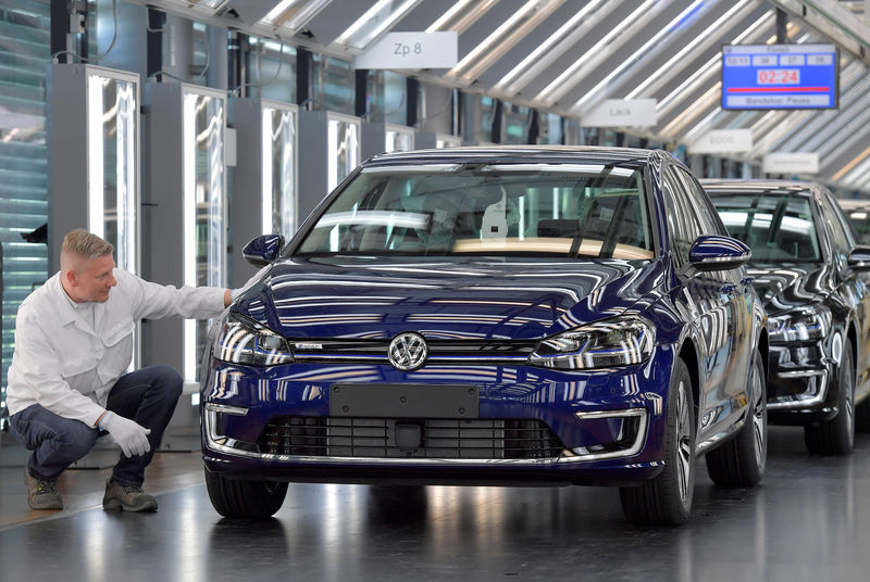 © Reuters. Production line of Volkswagen e-Golf in Dresden