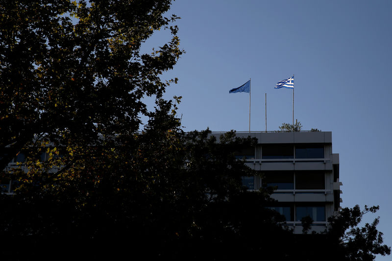 © Reuters. A Greek and a tangled EU flag flutter atop Greece's Financial Ministry in Athens