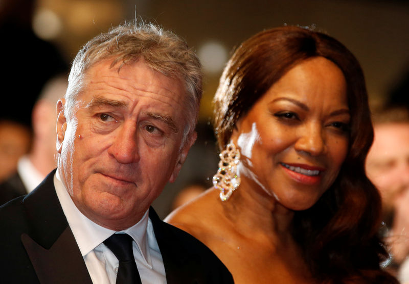 © Reuters. Ator Robert De Niro e mulher Grace Hightower em Cannes, na França
