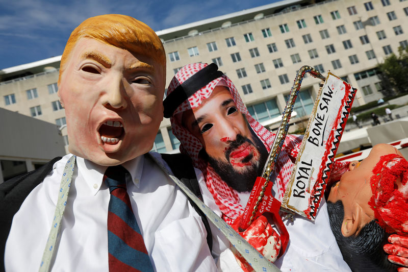 © Reuters. Ativistas vestidos como Donald Trump e Mohamad bin Salman protestam em frente ao Departamento de Estado dos EUA, em Washington