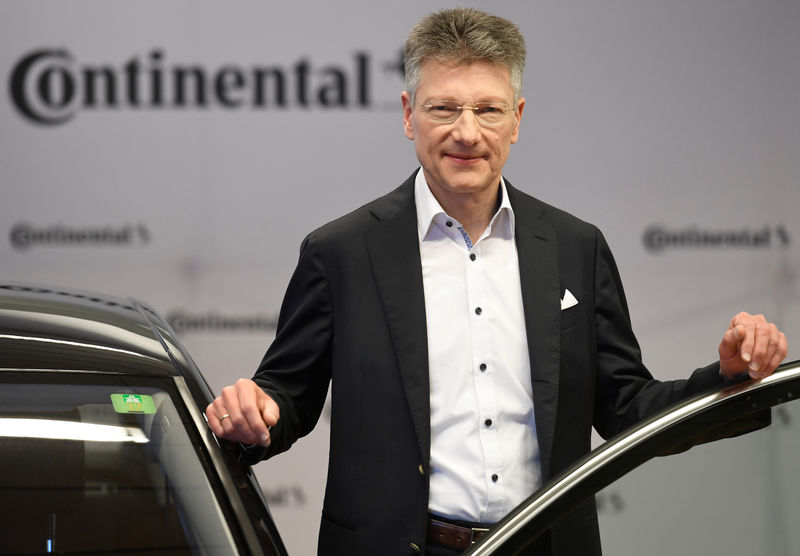 © Reuters. Elmar Degenhart, CEO of German tyre company Continental, poses for the media before the annual news conference in Hanover