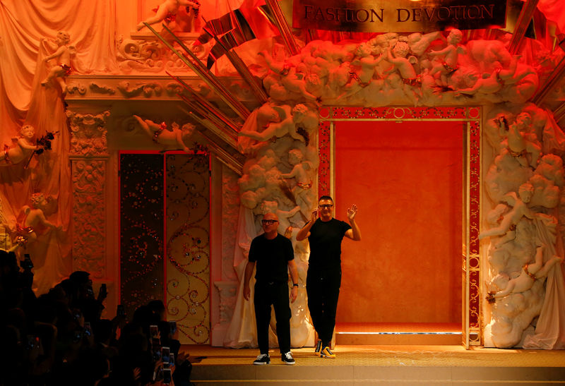 © Reuters. Gli stilisti Domenico Dolce e Stefano Gabbana alla Settimana della Moda di Milano