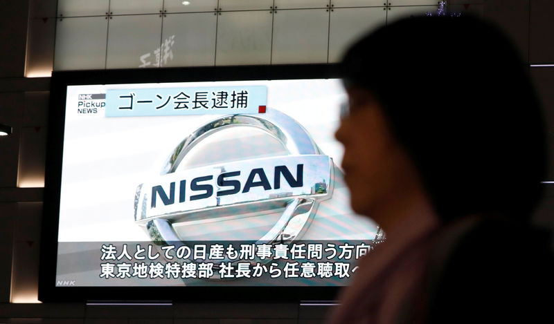 © Reuters. A street monitor showing a news report about arrest of Nissan Chairman Carlos Ghosn is seen in Tokyo