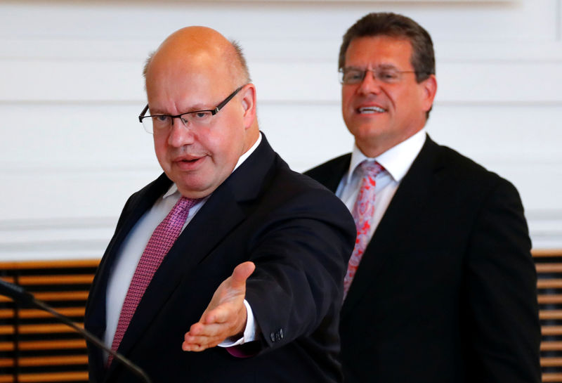 © Reuters. European Commission Vice-President Maros Sefcovic and German Economic Affairs and Energy Federal Minister Peter Altmaier address the media following their talks in Berlin