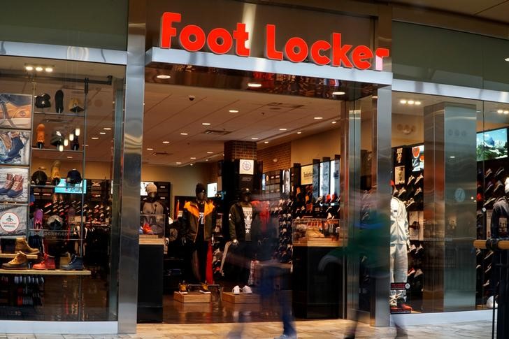 © Reuters. Customers walk by the Foot Locker store in Broomfield